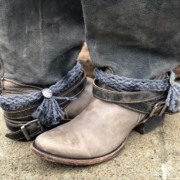 Buckle Indie Spirit Distressed Boots - Picture 2 of 6